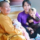 Việt Hương giúp 250 phật tử... đi chùa