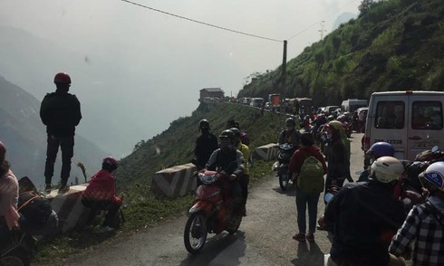 Tắc đường trên đèo Mã Pí Lèng vì khách dừng xe ngắm sông Nho Quế. 
