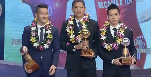 Ba cầu thủ nhận giải gồm: Lê Công Vinh, Nguyễn Anh Đức và Nguyễn Văn Quyết (từ trái sang). 