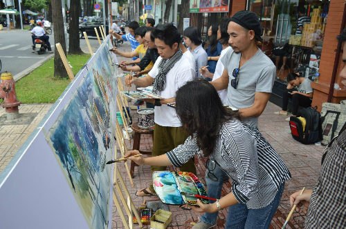 Các họa sĩ vẽ tranh trên phố. 