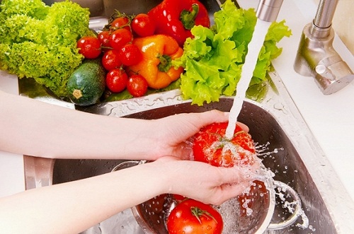 Việc rửa rau quả đúng cách giúp các bạn loại bỏ một lượng lớn hóa chất độc hại.