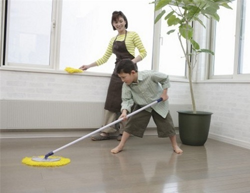 Dạy con làm việc nhà từ nhỏ sẽ rèn cho bé những kỹ năng cần thiết khi lớn lên.