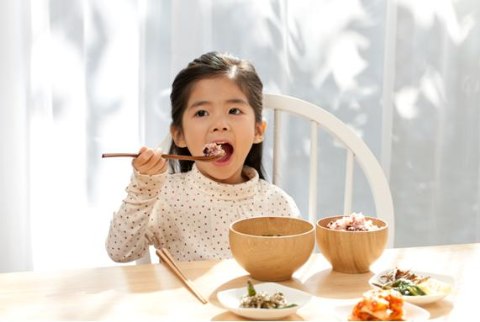 Dạy trẻ thói quen ăn uống là kỹ năng cần thiết ngay từ khi bé còn nhỏ.