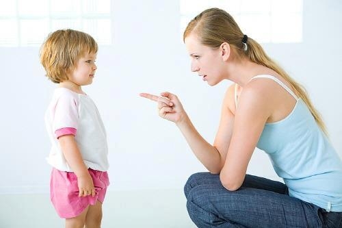 Quát mắng con thường là phương pháp cha mẹ sử dụng mỗi khi con mắc lỗi.