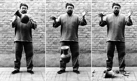 Nghệ sĩ người Trung Quốc Ai Wei Wei…“Làm rơi chiếc bình thời nhà Hán”.