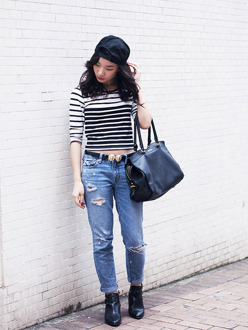 Áo thun kẻ ngang mix cùng quần jeans rách hay quần baggy jeans năng động phù hợp với bạn gái cá tính.