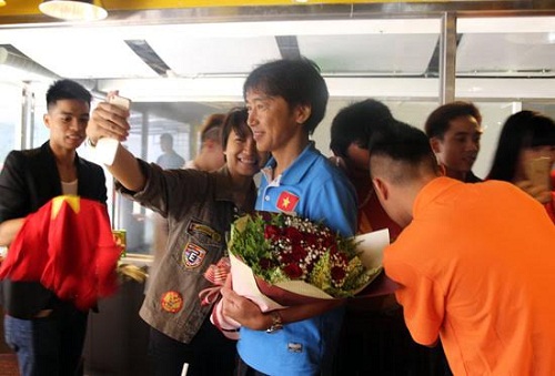 CĐV Việt Nam chào đón nồng nhiệt thầy trò HLV Miura tại Đài Loan