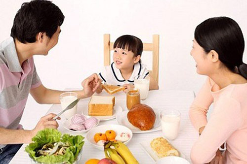 Đảm bảo sức khỏe cho con bằng chế độ dinh dưỡng đầy đủ và sinh hoạt đúng giờ.