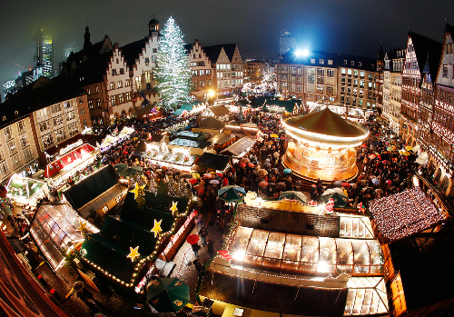 Chợ Giáng sinh truyền thống ở quảng trường Römerberg, Frankfurt, Đức