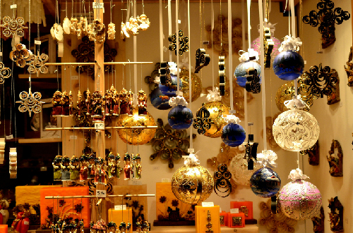 Những món đồ trang trí vào dịp Giáng sinh được bày bán nhiều ở Vienna, Áo