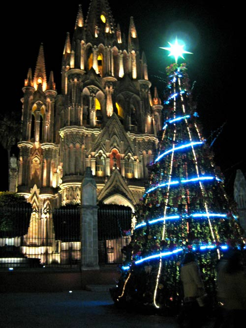 Nhà thờ ở San Miguel de Allende, Mexico được trang trí lộng lẫy với một cây thông Noel phía trước