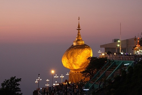 Hòn đá vàng tại Myanmar, một trong những thánh tích Phật giáo nổi tiếng thế giới.