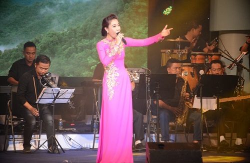 Thí sinh Nguyễn Thị Thiên Phú trình diễn ca khúc Chào anh giải phóng quân - Chào mùa xuân đại thắng.