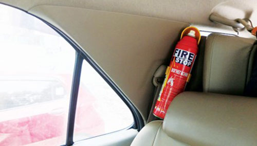 Các chủ xe băn khoăn với bình chữa cháy để trong xe. 