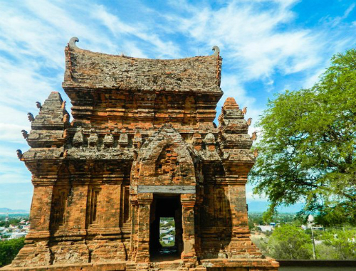 Ga Tháp Chàm nằm gần tháp Po Klong Garai. 