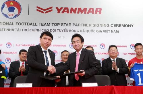Tổng thư ký VFF Lê Hoài Anh (trái) và đại diện của tập đoàn Yanmar tại lễ ký kết