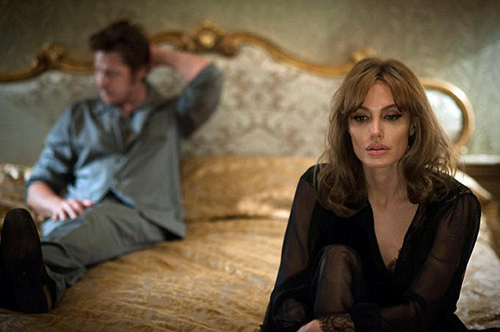Angelina đạo diễn và thủ vai chính bên cạnh chồng - Brad Pitt - trong phim 