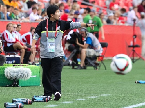 Bà Nuengruethai Sathongwien chỉ đạo cầu thủ Thái Lan trong trận đấu với Bờ Biển Ngà ở World Cup hồi tháng 5