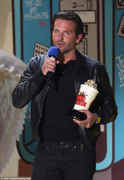 Bradley Cooper nhận giải Nam diễn viên xuất sắc.